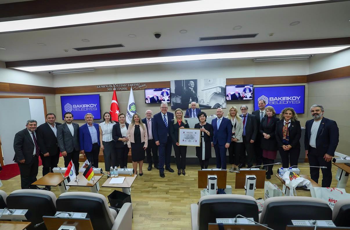 Die �bergabe der Urkunde zur St�dtepartnerschaft in Bakırk�y.