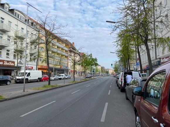 Die Berliner Straße in Tegel: Wenn die rund 100 Parkplätze im Bereich Alt-Tegel wegfallen, wird sich die Parkplatzsituation weiter verschärfen.